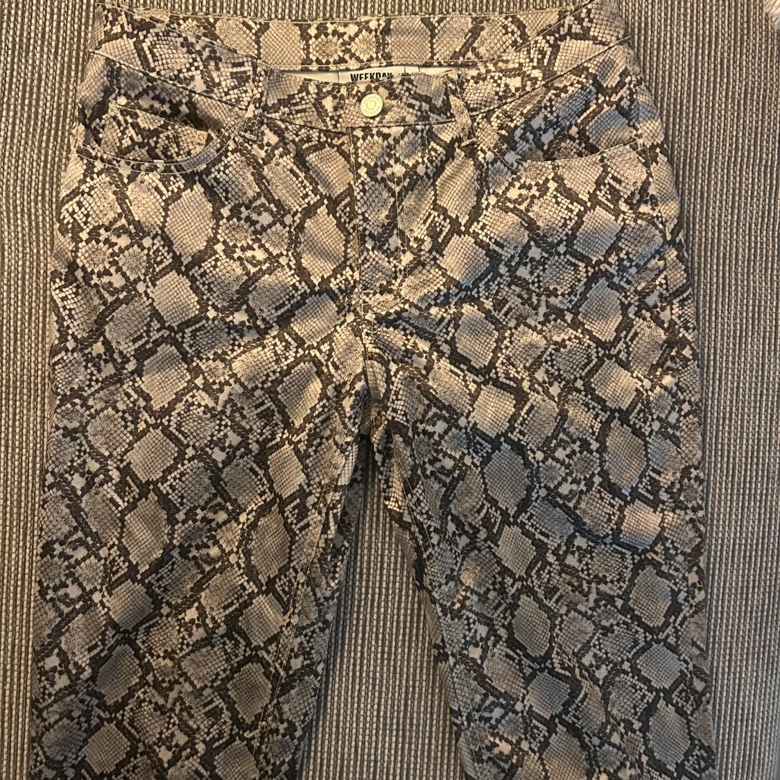 Ormmönstrade byxor från Weekday - 2