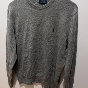 Grå tröja från Ralph Lauren - Påsydd tag eftersom ena sidan lossna.