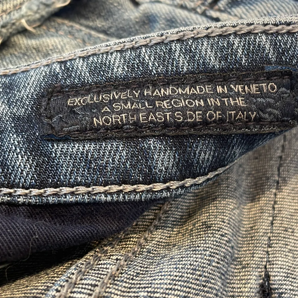 Jag säljer ett par feta Cohën jeans i storlek 29. Dom är i bra skick. Nypris 6000 kr mitt pris 899. Två små defekter på höger ficka. Om du har några funderingar är de bara att kontakta. 🤝. Farkut & Housut.