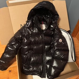 Moncler Maya 2025 modellen  - Säljer min Maya jag fick i julklapp aldrig varit använd 1 gång då den satt jätte konstigt på mig för den var för kort. Köptes för 19000 på monclers egna hemsida kvitto finns och helt ny 