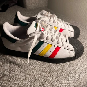 Adidas Superstar Helt Nya (Felköp) Stl42 2/3 - Helt nya Superstar skor. Köpte tyvärr fel sort som inte passar min fot. Först till kvarn.
