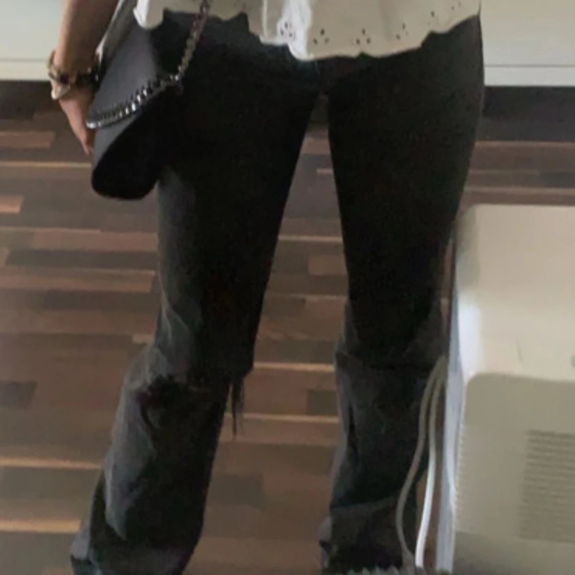 Svarta jeans med råa kanter