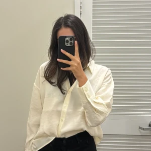 Vit skjorta - Säljer en stilren vit skjorta med klassisk krage och knappar framtill. Skjortan har långa ärmar och en normal passform, perfekt för en chic och avslappnad look. Passar bra till både jeans och kjol…. Eller allt möjligt 🥰