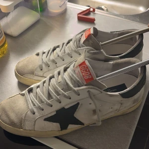 Golden Goose - Snygga Golden Goose i strl. 41, men passar även 42. Säljer då jag inte längre har användning för de. Fint skick och sparsamt använda. Vid snabb affär finns det svängrum i pris.