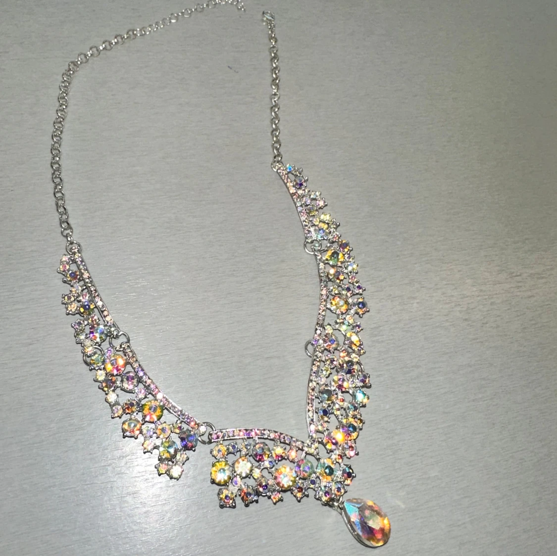 Glittrigt halsband med stora stenar - 2