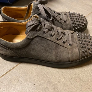 Grå loubs  - Väldigt bra skick, lite slitna i sulan och på några få nitar.  Har box