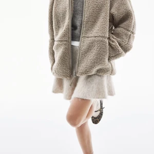 Beige teddyjacka HM - Mysig beige teddyjacka med dragkedja framtill. Jackan har en avslappnad passform och långa ärmar, perfekt för kyligare dagar. Den fluffiga texturen ger en trendig look som är både bekväm och stilren. Kan skicka bilder hur den sitter på den är stor i modellen. Så XS skulle passa om du har S eller M. Jackan är från HM. Använd 2 gånger.