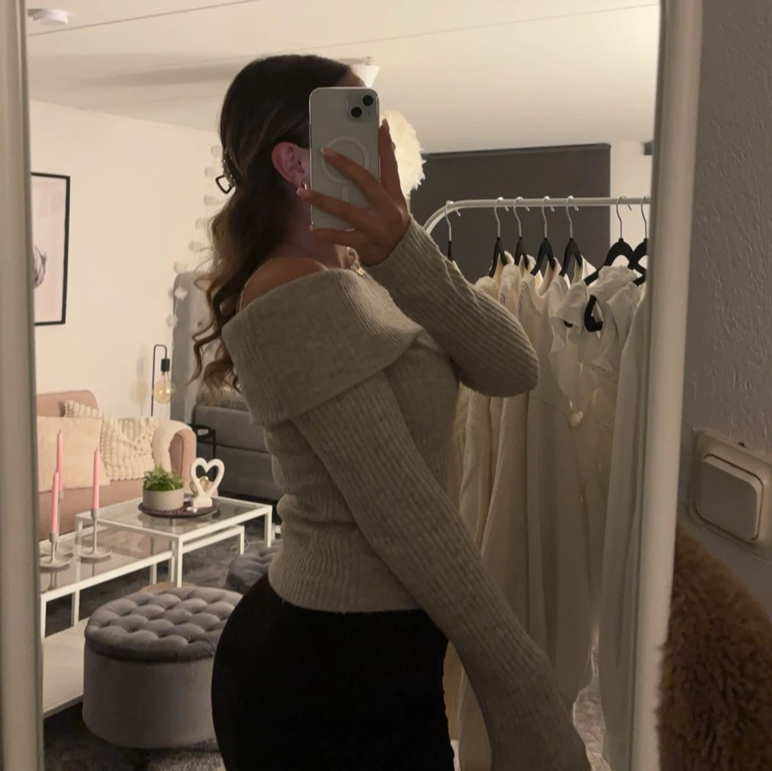 Beige offshoulder tröja - 1