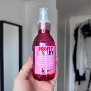 Proffs Sea Mist - Proffs Sea Mist är en vegansk hårprodukt med inbyggt värmeskydd. Den innehåller silkesextrakt och oljor för att ge volym och textur med minimal krispighet. Perfekt för att styla håret med glans och flexibilitet.
