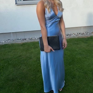 Ljusblå satin  långklänning - Elegant ljusblå bal långklänning med v-ringad design. Perfekt för speciella tillfällen.  Använd ett tillfälle 🩵🩵🩵🩵