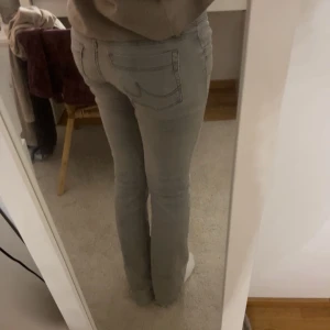 Ltb Valerie  - Säljer ett par grå Ltb valerie jeans. Storlek 28x34, men passar även mig som har 26 i midja. Dom är väldigt stretchiga. Jag är 177cm lång och dom är lagom långa för mig💓 Finns slitage, som syns på bilderna. Inget som man märker så tydligt.