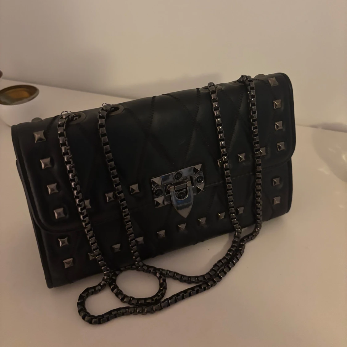 Svart axelväska med nitar