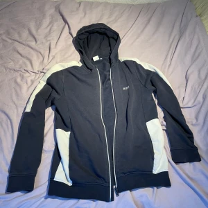 Hugo boss hoodie - Snygg Hugo boss hoodie. Priset är er fast. Skriv om ni har frågor.