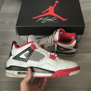 Jordan 4 - Säljer Jordan 4 fire red! Dm för mer bilder. Storlek 41. Priset kan diskuteras. Äkta ✅