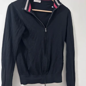 Kashmirs zip - Säljer min feta cashmere zip pga utväxt. Skick 10/10 nyskick. Passar folk runt 173cm. Köpt av italienska märket bluemelange.