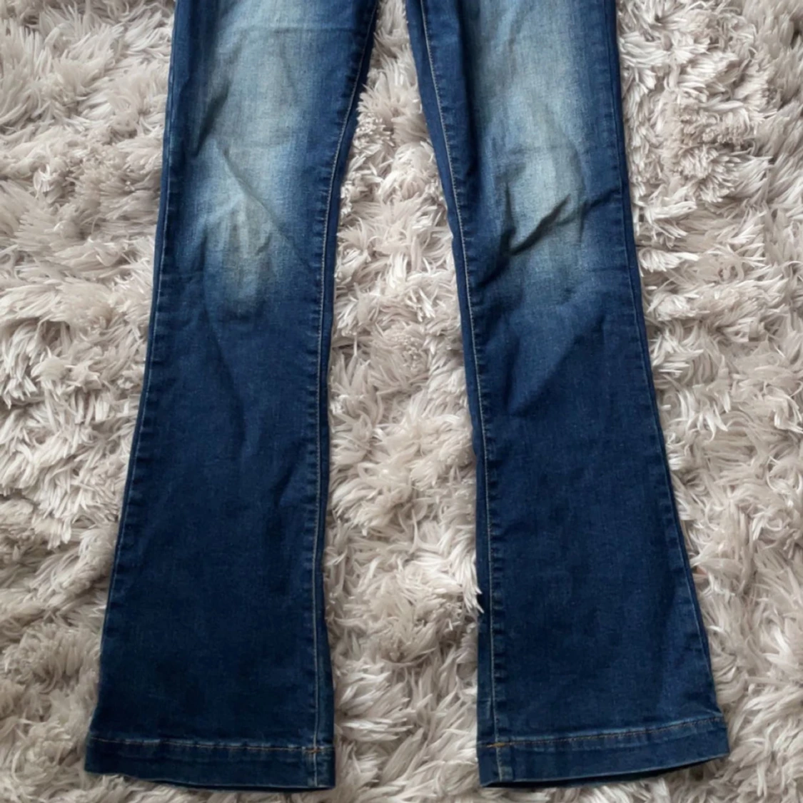 Blå jeans med bootcut - 3