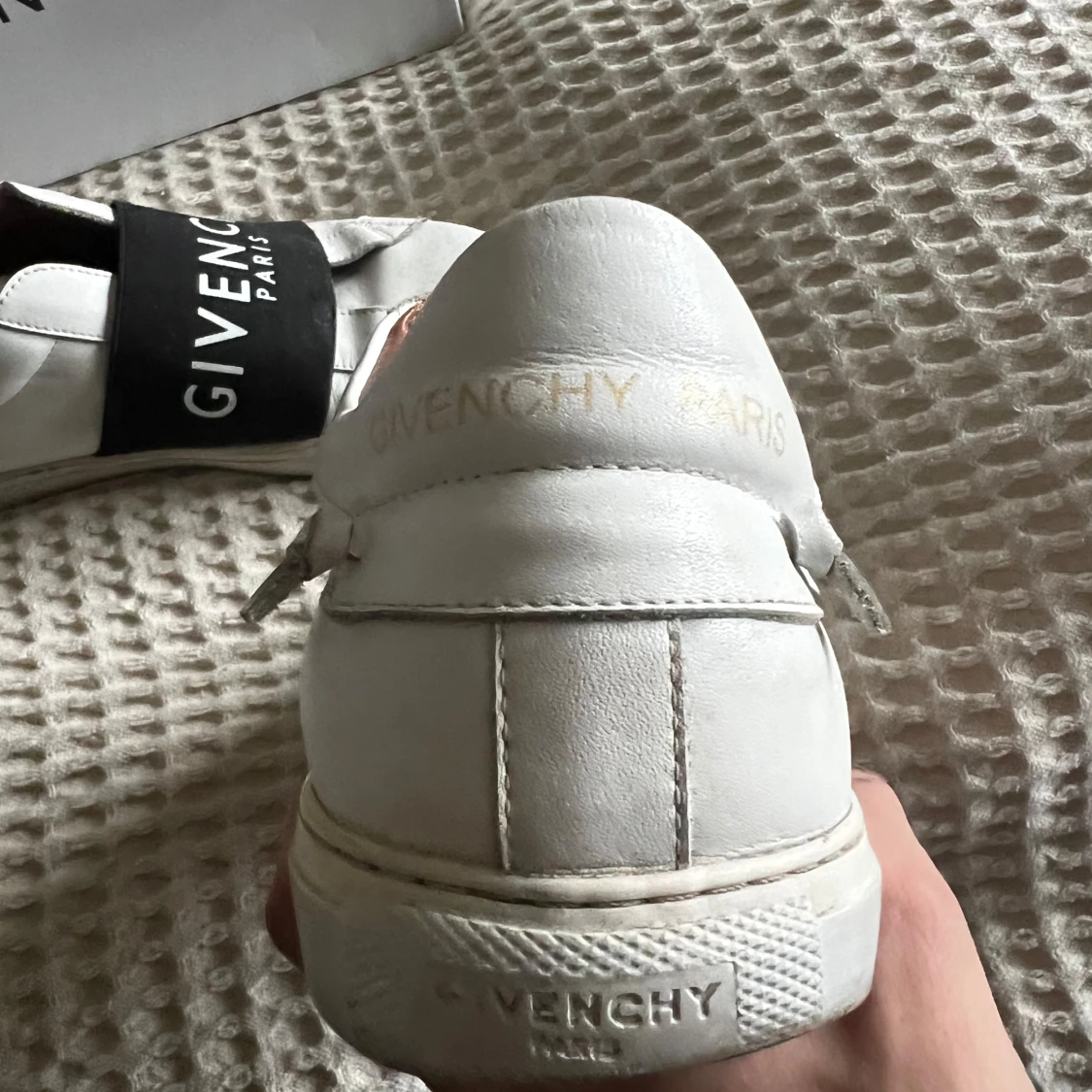 Vita sneakers från Givenchy - 1