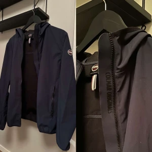Colmar vindjacka - En väldigt snygg colmar jacka som är perfekt till våren då den är stilren och inte för tjock. Det är en windbreaker   Det är storlek 50 som motsvarar ungefär S-M,  Jag har använt den men den är i bra skick, inga defekter alls. Nypris ungefär 3000kr 