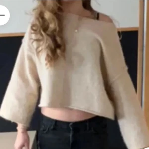 jättefin tröja🥹💕 - Jättefin tröja från zara, säljer då den inte kommer till användning. Stolek M men passar mig som är xs-s
