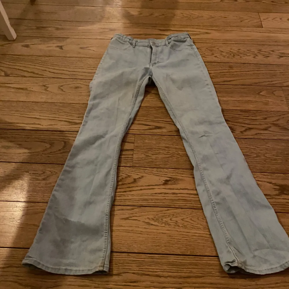 Snygga ljusblå bootcut jeans med en klassisk look. Perfekta för en avslappnad stil. De har en bekväm passform och är tillverkade i ett mjukt denimtyg.. Farkut & Housut.