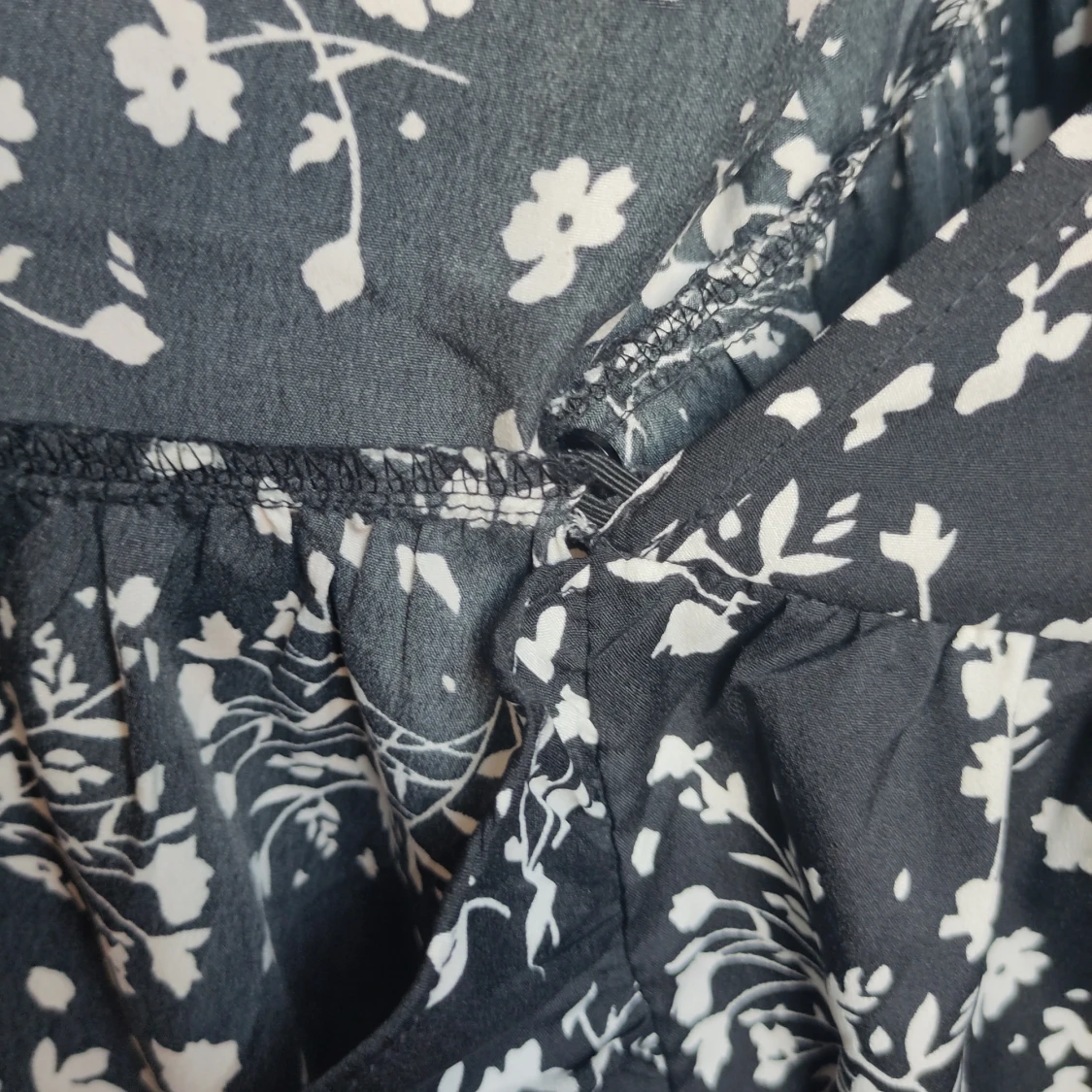 Svart blommig klänning från Wednesday's Girl - 4