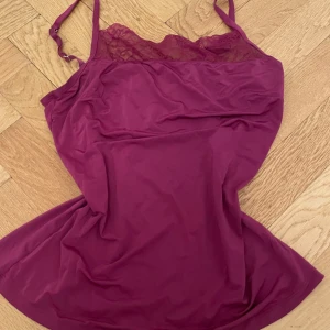 Spets Linne - Supersnyggt linne från TWILFIT! Jätte najs material och den sitter bra. Kan användas festligt eller som natt linne. Använd ett fåtal gånger!