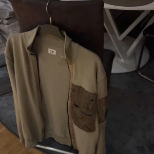 C.P Company Cardigan - Helt ny C.P Company cardigan Inge defekter eller fläckar helt ny, självklart äkta Ny pris 3600, mitt pris 2999. kom DM för mer information! 