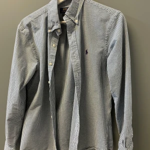 Rutig skjorta från Ralph Lauren - Snygg rutig skjorta från Polo Ralph Lauren i mörkgrön och vitt. Slim fit passform i storlek M