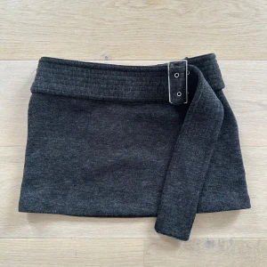 Stickad kjol med skärp från Zara  - Snygg stickad kjol med skärp från Zara🩷. Den är helt sprillans ny med lapparna kvar och har aldrig använts! Jag säljer den då den tyvärr är för stor för mig. 