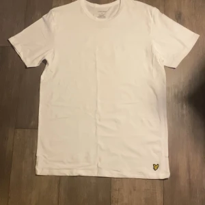 Lyle&Scott T-shirt  - En helt ny T-shirt från lyle&scott för endast 99kr. Säljer eftersom att den inte passar 