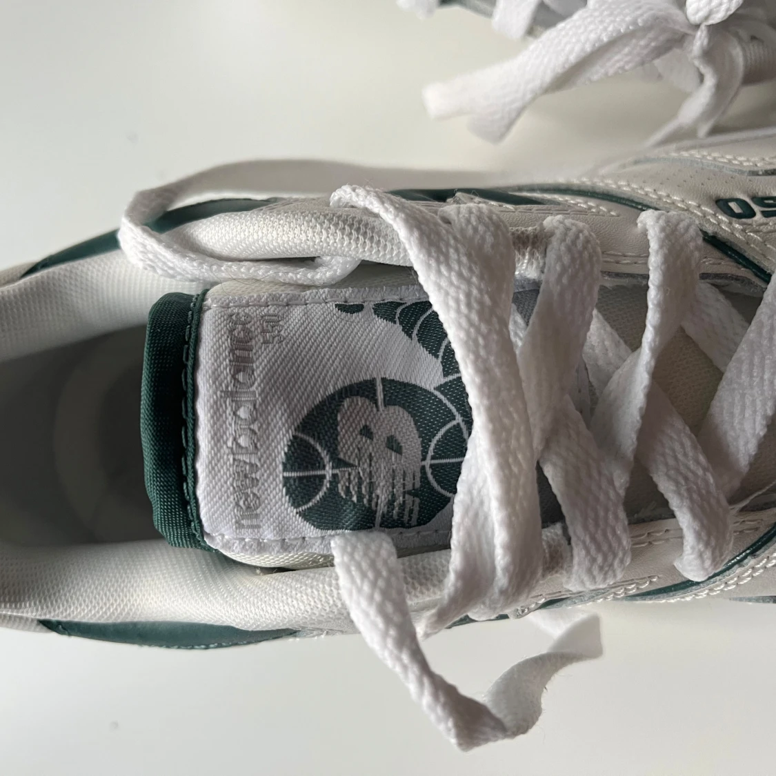 Vita och gröna sneakers från New Balance - 1