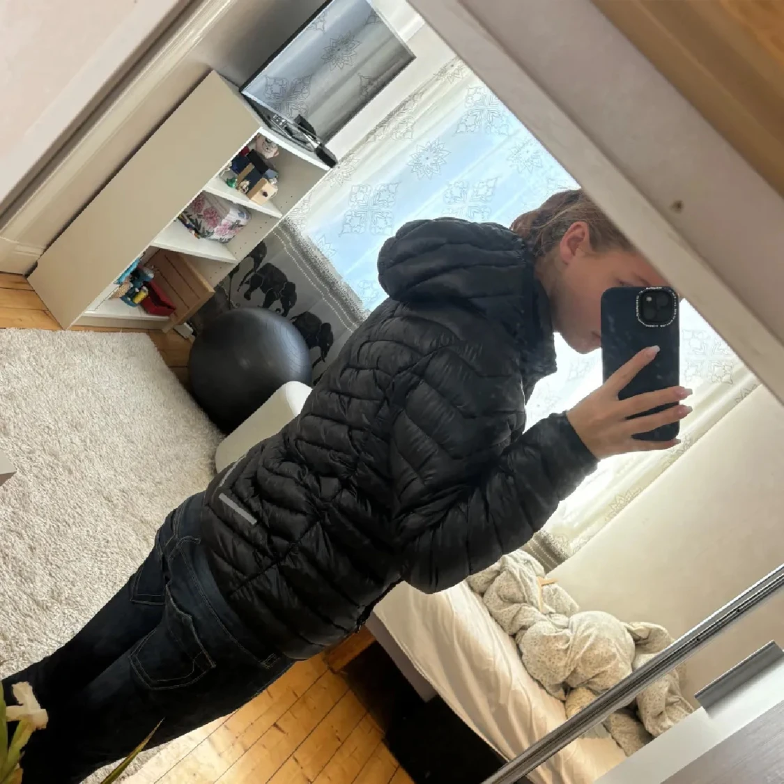 Svart dunjacka med huva - 1