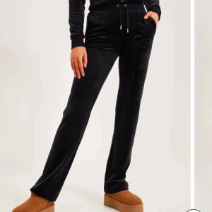 Svarta juicy byxor - Säljer ett par svarat juicy byxor, köpta för typ 2 år sen men dom är knappt använda💓💓nypris 1 200kr💓