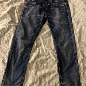 Mörkblå jeans från Replay - Feta mörkblåa jeans från replay. De har modellen jeto som liknar Anbass. Har några slitningar på bakficka 