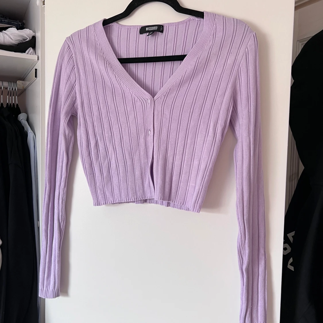 Lila ribbad kofta från Missguided