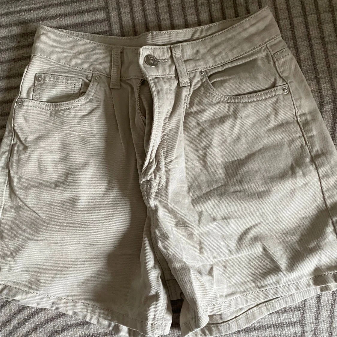 Beige shorts med fickor - 2