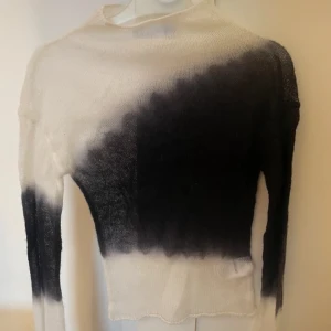 Populära weekday tröja  - Säljer den populära weekday tröjan som är helt slutsåld.  