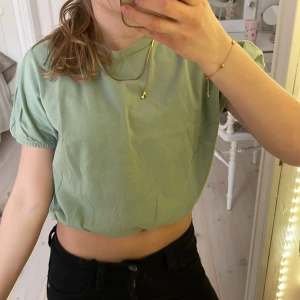 Grön topp från Gina Tricot - Säljer en söt grön croppad topp från Gina Tricot. 💓