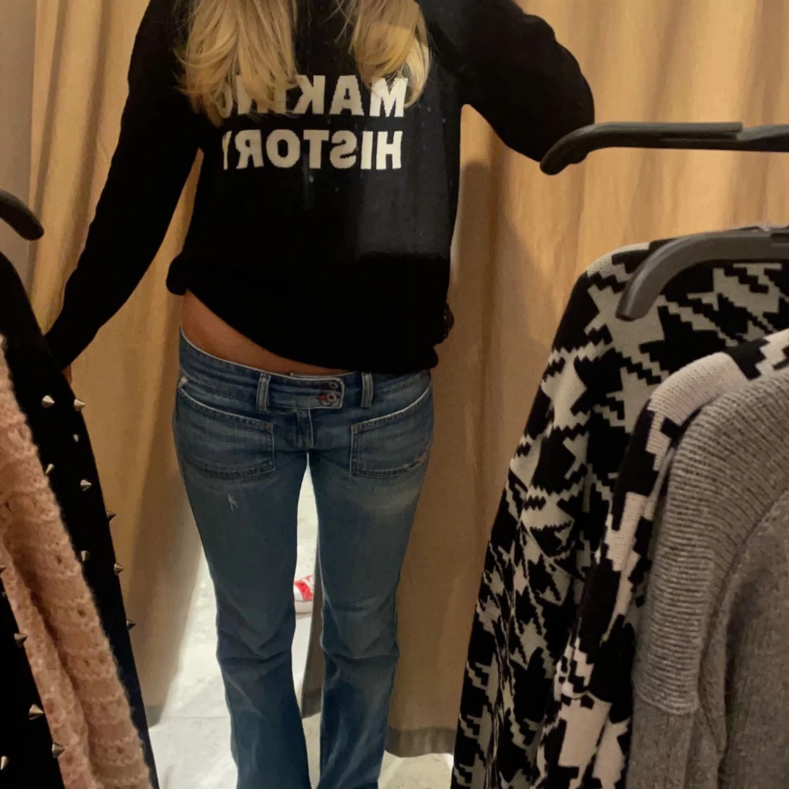 Svart tröja med text