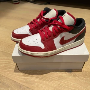 Nike Air Jordans 1 low - Snygga Jordans i toppen skick. Endast använda en gång och inget slitage. Fysiskt kvitto finns samt original låda. Pris kan diskuteras vid snabb affär. Nypris: 2200