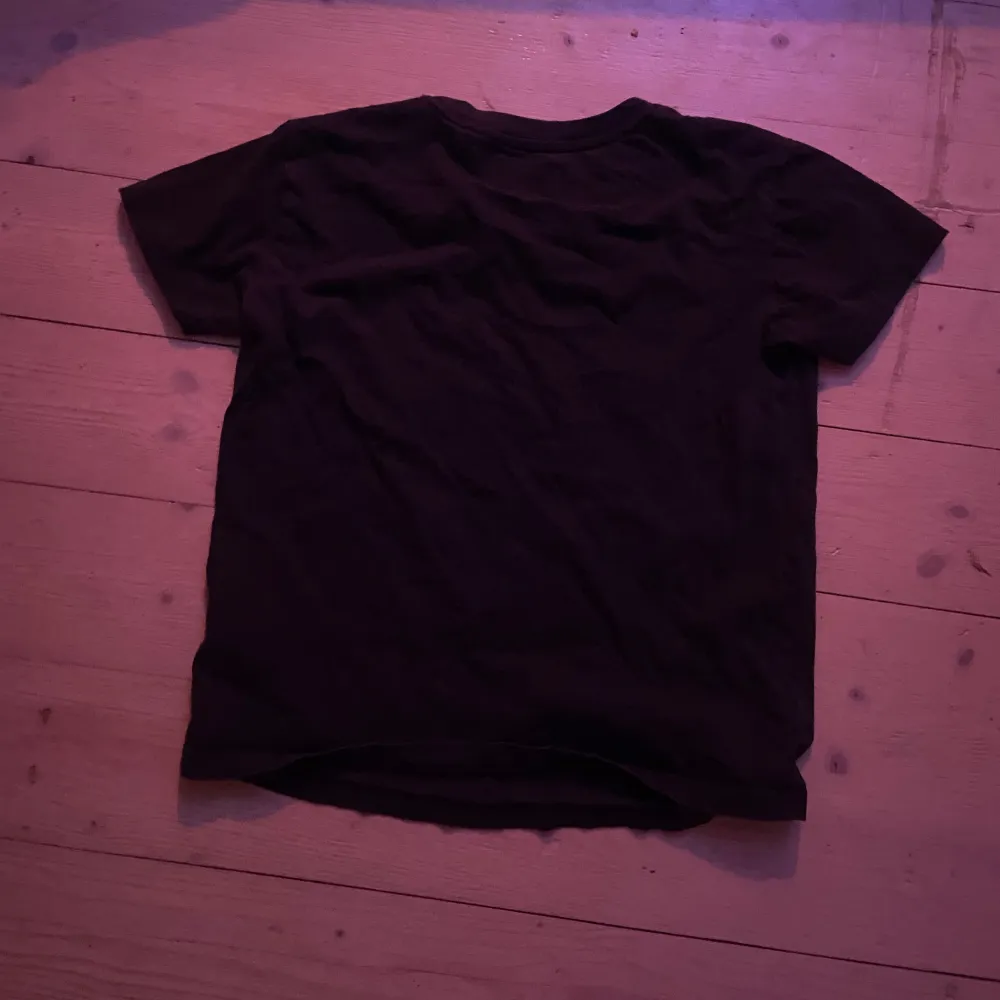 Cool svart t-shirt från Superdry med tryck av rosor och texten 'Los Angeles Love & Honour'. Perfekt för en avslappnad stil med en touch av attityd.. T-paidat.