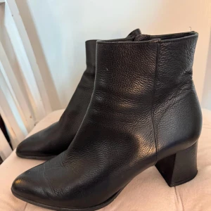 Svarta boots med klack - Snygga svarta boots i skinn med en elegant spetsig tå och klack. Perfekta för en stilren look. används fåtal gånger