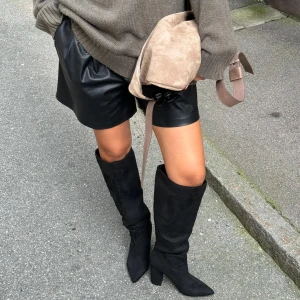 Svarta boots  med klack - Snygga boots med spetsig tå och klack. Passar bra till både kjol och byxor. Ungefär 8 cm klack 