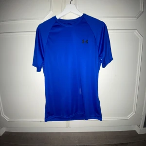 Under armour t-shirt - Ny under armour t-shirt som ja bara testat men vill sälja den för att den är för stor för mig.Storleken är s men passar bättre som medium