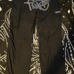 Minus two byxor  - Minus two cargo byxor med bling text och logga 