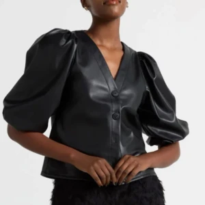 SÖKER Svart skinnblus med puffärmar - Hej! Jag SÖKER denna blus från Lindex i storlek M eller L. Hör gärna av dig om du kan tänka dig att sälja! ❤️