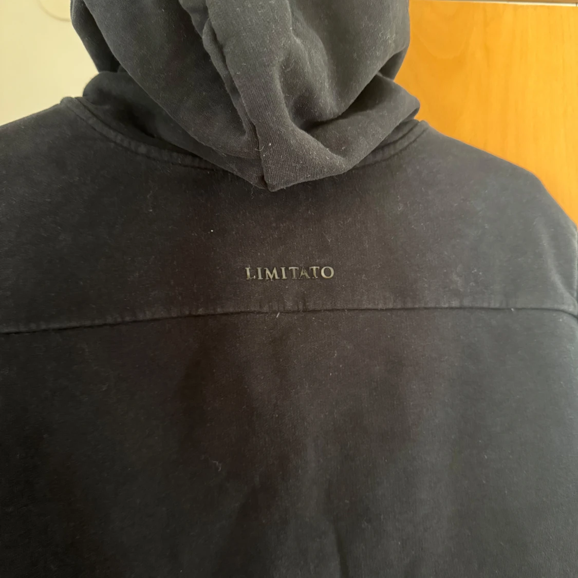 Svart hoodie från Limitato - 2