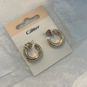 Guldiga örhängen från Glitter - säljer nu ett par skit snygga guldiga hoop-örhängen från Glitter som aldrig kommit till användning. skriv ifall ni har frågor💗