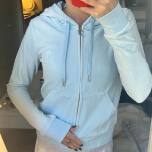 Ljusblå juicy couture tröja  - Superfin tröja som aldrig är använd i storlek xs