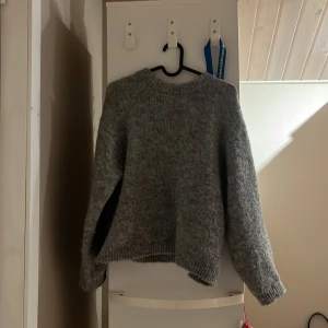 Grå stickad tröja - Grå stickad tröja från Gina Tricot! Säljer då jag aldrig använder den. Den är ganska liten i storleken.